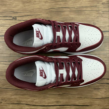 Cargar imagen en el visor de la galería, SB Dunk Low Bordeaux Team Red White DD1503-108