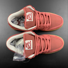 Cargar imagen en el visor de la galería, SB Dunk Low Adobe Red Gum DV5429-600