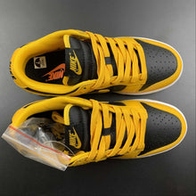 Cargar imagen en el visor de la galería, SB Dunk Low Championship Goldenrod Black White DD1391-004