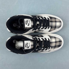 Cargar imagen en el visor de la galería, Supreme x SB Dunk Low White Black Brown SP1098-061
