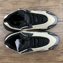 Cargar imagen en el visor de la galería, Adidas Yeezy Boost 700 MNVN Beige Black FY3729