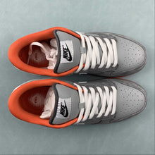 Cargar imagen en el visor de la galería, Jeff Staple x Dunk SB Low Staple NYC Pigeon Medium Grey White Dark Grey 304292 011