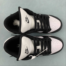 Cargar imagen en el visor de la galería, SB Dunk Low Twist Panda White Black DZ2794-001