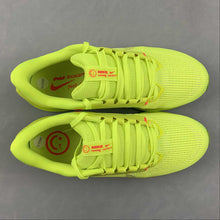 Cargar imagen en el visor de la galería, Air Zoom Pegasus 40 Grinch Barely Volt Bright Crimson DV3854-700