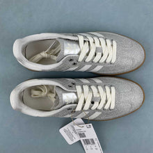 Cargar imagen en el visor de la galería, Adidas Samba OG Silver Metallic Sand KI6264
