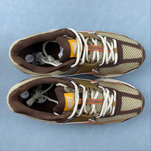 Cargar imagen en el visor de la galería, Zoom Vomero 5 Wheat Grass Gold Suede FB9149-700