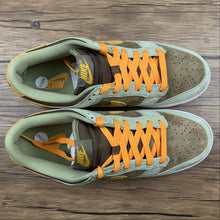 Cargar imagen en el visor de la galería, SB Dunk Low Dusty Olive Pro Gold DH5360-300