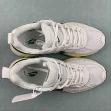 Cargar imagen en el visor de la galería, Nike V2k Run White Photon Dust Fir Platinum Tint FD0736-101