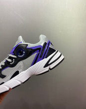 Cargar imagen en el visor de la galería, Adidas Astir Silver Core Black GY1121