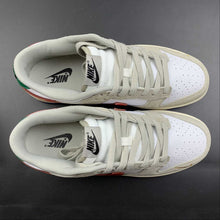 Cargar imagen en el visor de la galería, SB Dunk Low Light Iron Ore University Red Game Royal DV3497-001