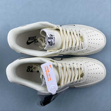 Cargar imagen en el visor de la galería, Air Force 1 07 Low Cream Black Metallic Gold DQ7658-108