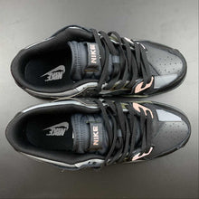 Cargar imagen en el visor de la galería, SB Dunk Low Scrap Cool Gray Black Gum DB0500-001
