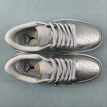 Cargar imagen en el visor de la galería, Air Jordan 1 Low Golf Gift Giving Metallic Silver Photon Dust White FD6848-001