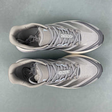 Cargar imagen en el visor de la galería, Adizero Boston 13 Halo Silver Silver Metallic Glow Blue JS4949