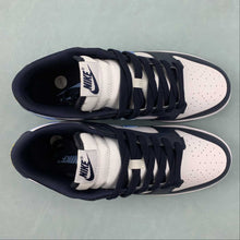Cargar imagen en el visor de la galería, SB Dunk Low Midnight Navy University Blue Laser Orange FN7800-400