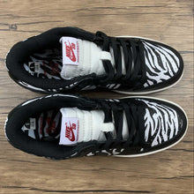 Cargar imagen en el visor de la galería, Quartersnacks x SB Dunk Low Zebra Black White DM3510-001