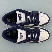 Cargar imagen en el visor de la galería, SB Dunk Low Summit White Midnight Navy Light Smoke Grey FD9749-400