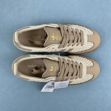 Cargar imagen en el visor de la galería, Adidas Samba OG Sand Strata Magic Beige Gum JR9446