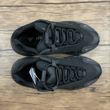 Cargar imagen en el visor de la galería, Adidas Yeezy Boost 700 MNVN Triple Black FV4440