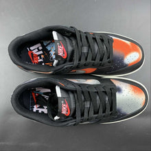 Cargar imagen en el visor de la galería, SB Dunk Low Graffiti Black Red Grey DM0108-001