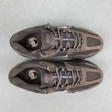 Cargar imagen en el visor de la galería, Zoom Vomero 5 Cave Stone Metallic Silver HF5493-201