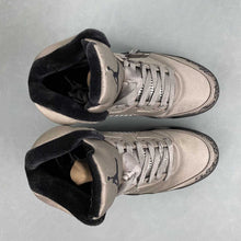 Cargar imagen en el visor de la galería, Air Jordan 5 Retro Wings Medium Grey Black Metallic Silver IO2038-001