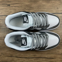 Cargar imagen en el visor de la galería, SB Dunk Low Shimmer Metallic Silver Black White DO5882-001