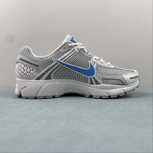 Cargar imagen en el visor de la galería, Zoom Vomero 5 Summit White University Blue Photon Dust FB9149-100