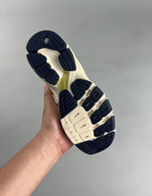 Cargar imagen en el visor de la galería, Adidas Astir “EcruTint” Gold Metallic GX7046