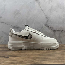 Cargar imagen en el visor de la galería, Air Force 1 PIXEL Sail Snake Desert Sand College Grey CV8481-101