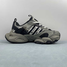 Cargar imagen en el visor de la galería, Adidas XLG Runner Deluxe Silver Pebble Carbon Ivory JR8078