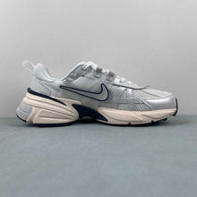Cargar imagen en el visor de la galería, Nike V2k Run Platinum Tint FD0736-004