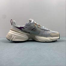Cargar imagen en el visor de la galería, Nike V2k Run Premium Light Bone Sanddrift Viotech HF4305-072