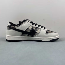 Cargar imagen en el visor de la galería, Supreme x SB Dunk Low White Black Brown SP1098-061
