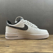 Cargar imagen en el visor de la galería, Air Force 1 07 Low Geometric Print White Metallic Silver Black CZ7933-100