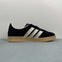 Cargar imagen en el visor de la galería, Adidas Gazelle Indoor Core Black Cream White Gum JS1412