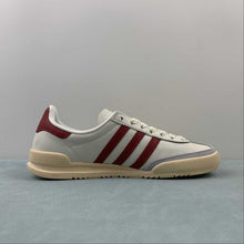 Cargar imagen en el visor de la galería, Adidas Jeans Chalk White Sand Strata Collegiate Burgundy GY7437