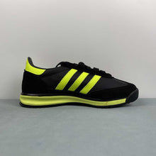 Cargar imagen en el visor de la galería, Adidas SL 72 RS Core Black Solar Yellow Gold Metallic IG4647