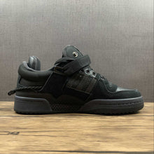 Cargar imagen en el visor de la galería, Adidas Forum Low “Black” x Bad Bunny