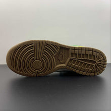 Cargar imagen en el visor de la galería, SB Dunk Low SE 85 Green Apple White DO9457-122