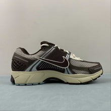 Cargar imagen en el visor de la galería, Zoom Vomero 5 Earth Fossil Light Iron Ore FD9920-022