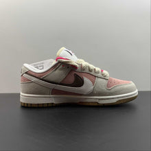 Cargar imagen en el visor de la galería, SB Dunk Low SE 85 Cherry Powder Brown Black DO9457-121