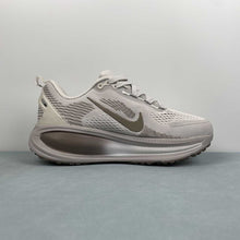 Cargar imagen en el visor de la galería, Nike Zoom Vomero 18 Ligth Bone Mink Brown Phantom HM6804-003