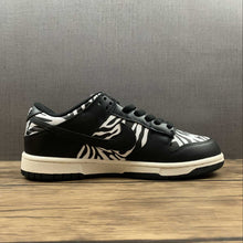 Cargar imagen en el visor de la galería, Quartersnacks x SB Dunk Low Zebra Black White DM3510-001