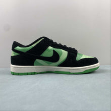 Cargar imagen en el visor de la galería, The Powerpuff Girls x SB Dunk Low Black Green White GP5532-062