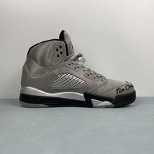 Cargar imagen en el visor de la galería, Air Jordan 5 Retro Wings Medium Grey Black Metallic Silver IO2038-001