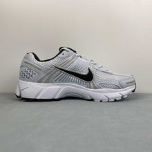 Cargar imagen en el visor de la galería, Zoom Vomero 5 Blue Tint Black-Platinum Tint FJ2028-401