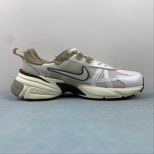 Cargar imagen en el visor de la galería, Nike V2k Run Light Orewood Brown Light Bone Khaki Earth FD0736-103