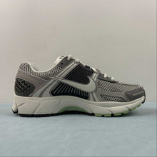 Cargar imagen en el visor de la galería, Zoom Vomero 5 Cobblestone Flat Pewter Light Bone FB8825-001