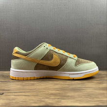 Cargar imagen en el visor de la galería, SB Dunk Low Dusty Olive Pro Gold DH5360-300